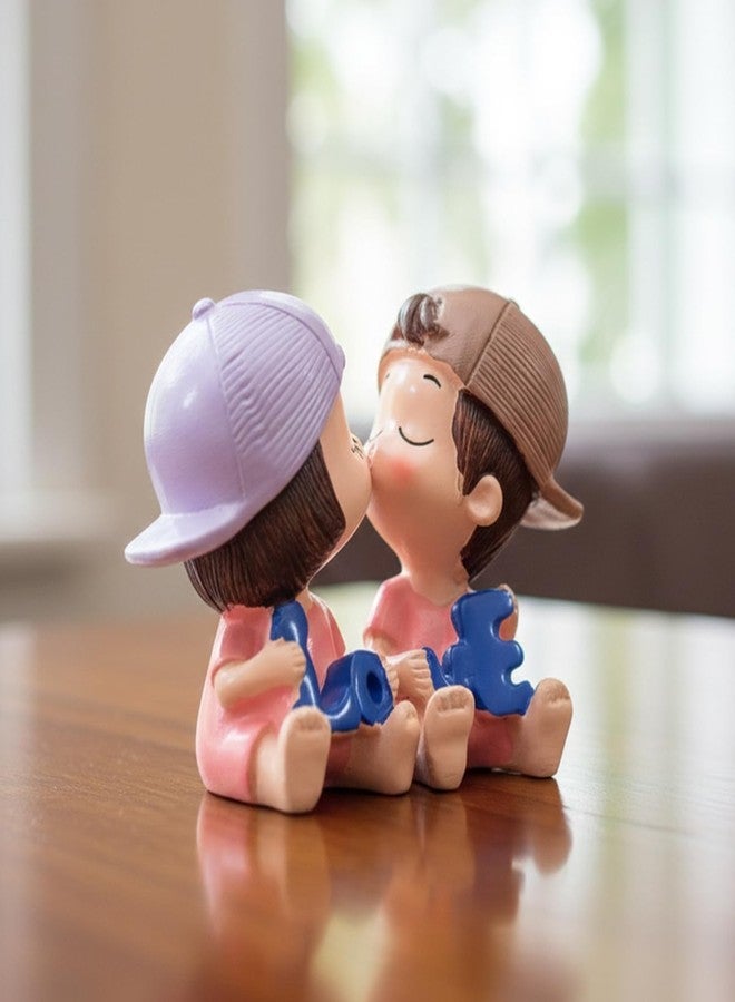 أسينشين دمى زوجين جالسين يتبادلان القبلات، قطع فنية رائعة، تماثيل صغيرة، هدايا مثالية للحبيبة والحبيب، دمى أطفال لطيفة لهدايا عيد الحب، أفضل الهدايا لمن تحب (التصميم 2) - Image 3